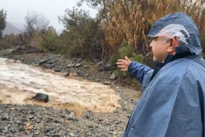 La autoridad grabó en vivo y en directo el desborde de la quebrada, arriesgando su propia seguridad en el proceso.