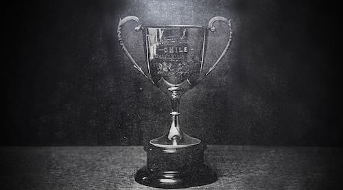 El trofeo del primer campeonato de fútbol en Chile. Foto: Archivo CEDEP