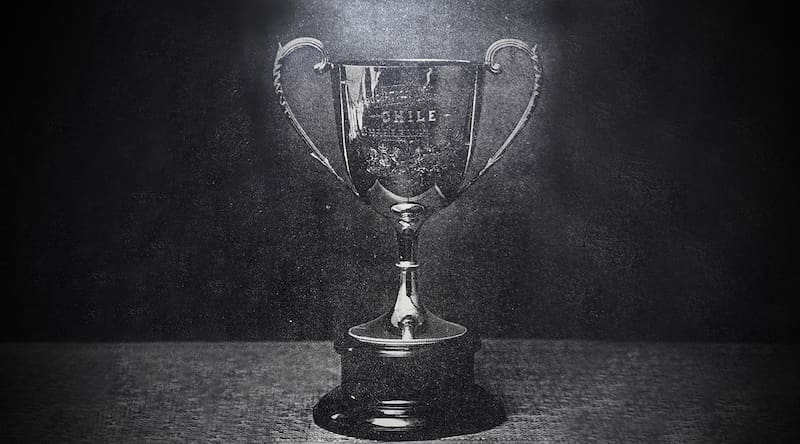 El trofeo del primer campeonato de fútbol en Chile. Foto: Archivo CEDEP