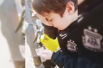 VIDEO | "¡Boludo!": La emoción de un niño cuando le salió la lámina de Lionel Messi en el álbum del Mundial de Qatar 2022