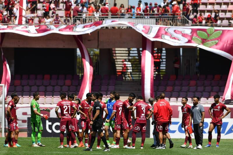 Hinchada de Deportes La Serena en La Portada. Foto: Agencia Aton.