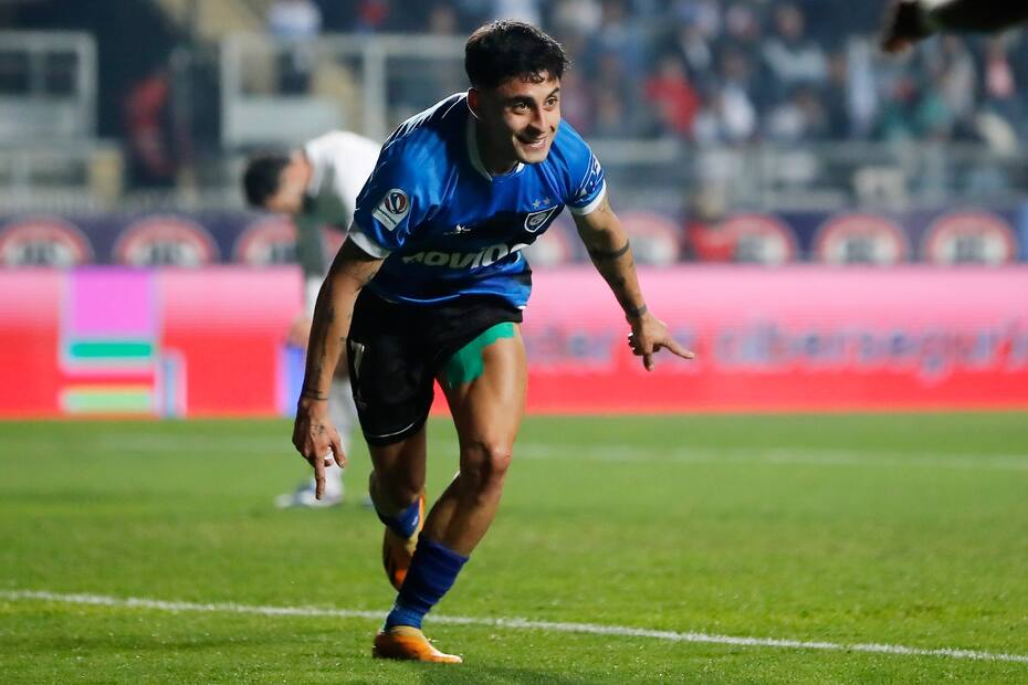 Javier Altamirano celebrando un gol de Huachipato por el Campeonato Nacional.