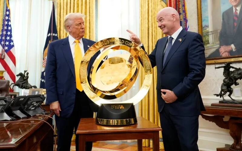 El titular de FIFA fue, diligentemente, a mostrarle el trofeo del Mundial de Clubes al Presidente de EE.UU., y también a pedirle algún favor.