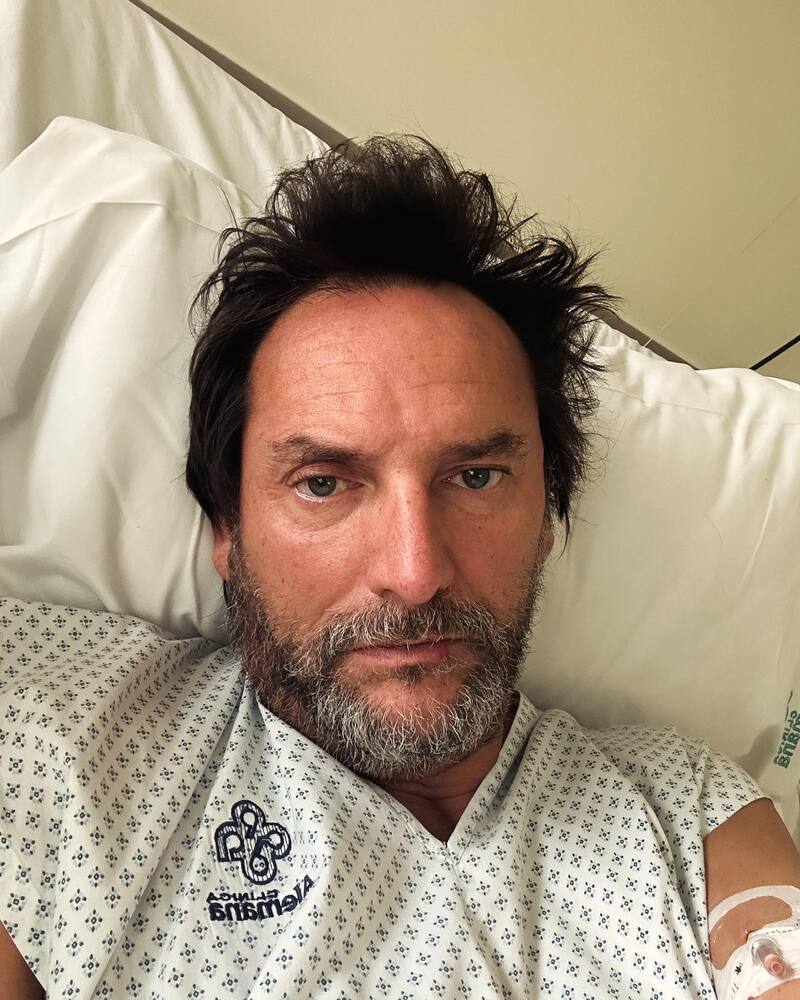 El animador posteó en su Instagram una fotografía desde la clínica, causando preocupación en sus seguidores.