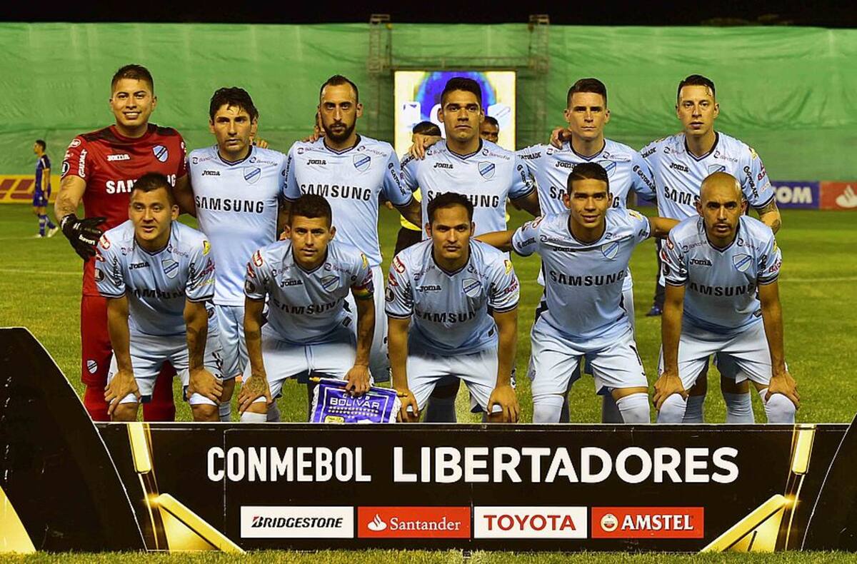 Bolivia's Bolivar players pose before their Copa Libertadores 2018 football match against Ecuadorean Delfin at Jocay stadium in Manta, Ecuador, on February 28, 2018. / AFP PHOTO / RODRIGO BUENDIA