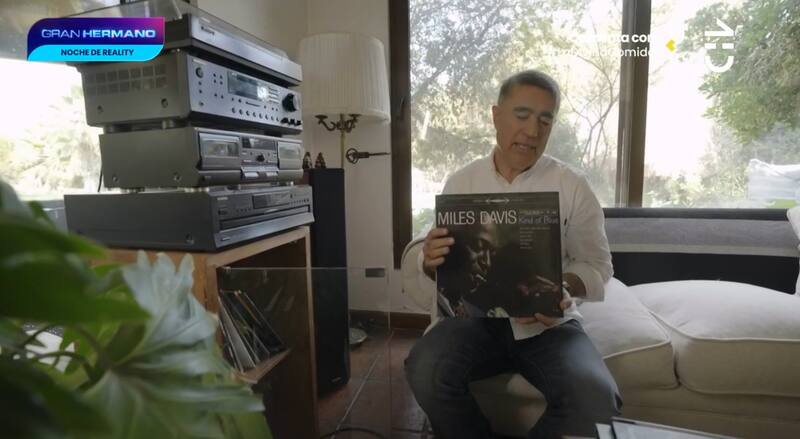 El político de RN junto a su disco favorito; "Kind of Blue" de Miles Davis