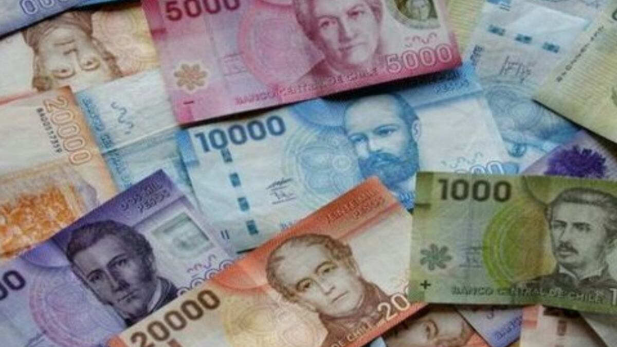 Billetes chilenos de diferentes valores sobre una mesa