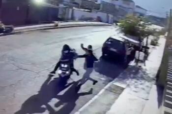 VIDEO | Mujeres enfrentaron y golpearon a motochorro tras ser asaltadas en Antofagasta
