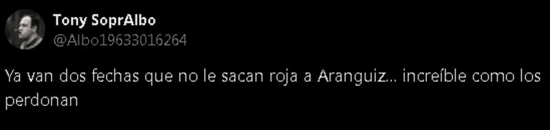 Hinchas reaccionan a las faltas de Aránguiz y Falcón.