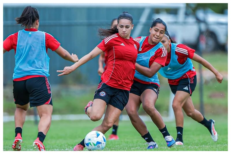 Entrenando en Paraguay previo al duelo con la selección local. Foto: @laroja en Instagram.