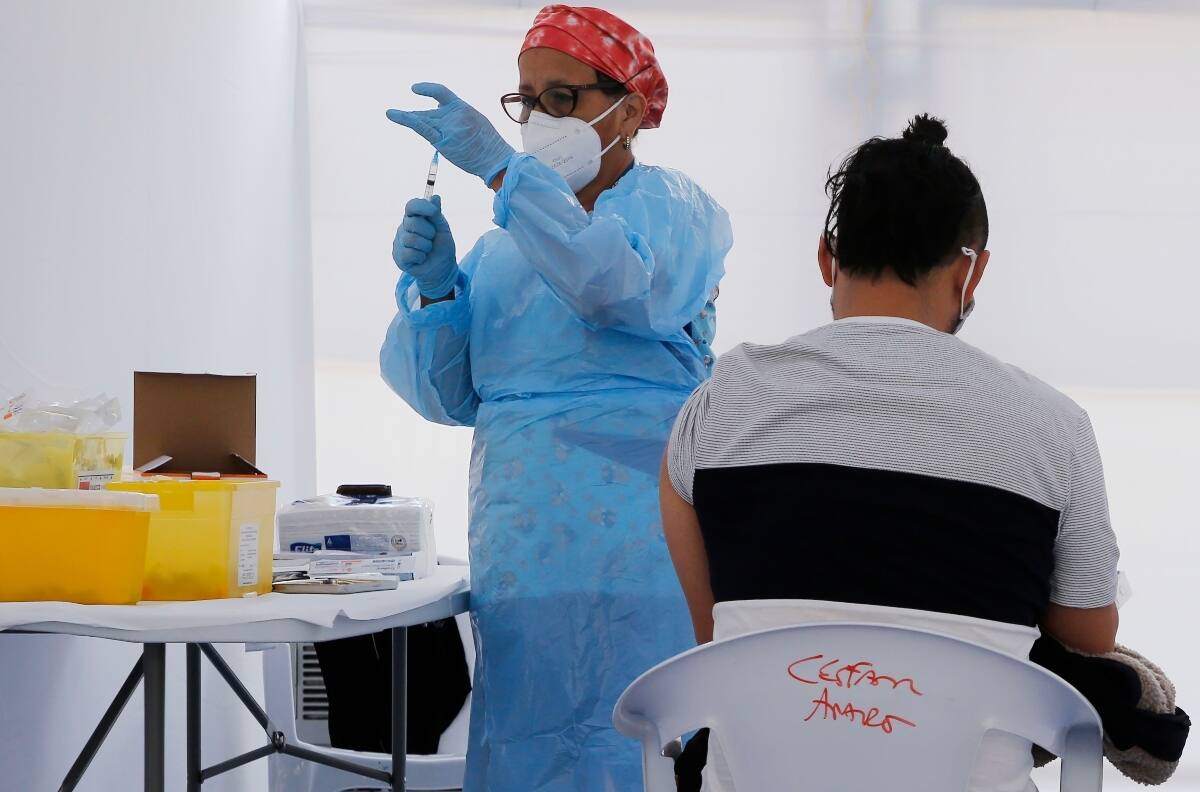 ¿Tercera dosis contra el Covid-19? 82% de los chilenos la cree necesaria, según encuesta Ipsos