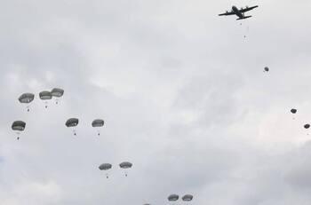 VIDEO | Soldado sobrevivió luego de saltar de un helicóptero: su paracaídas no se abrió