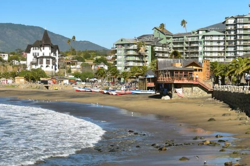 Esta comuna pertenece al litoral central de Chile, y cuenta con diversos atractivos turísticos.
Créditos: Google Maps.