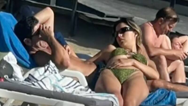 Es captado muy romántico con nueva conquista.