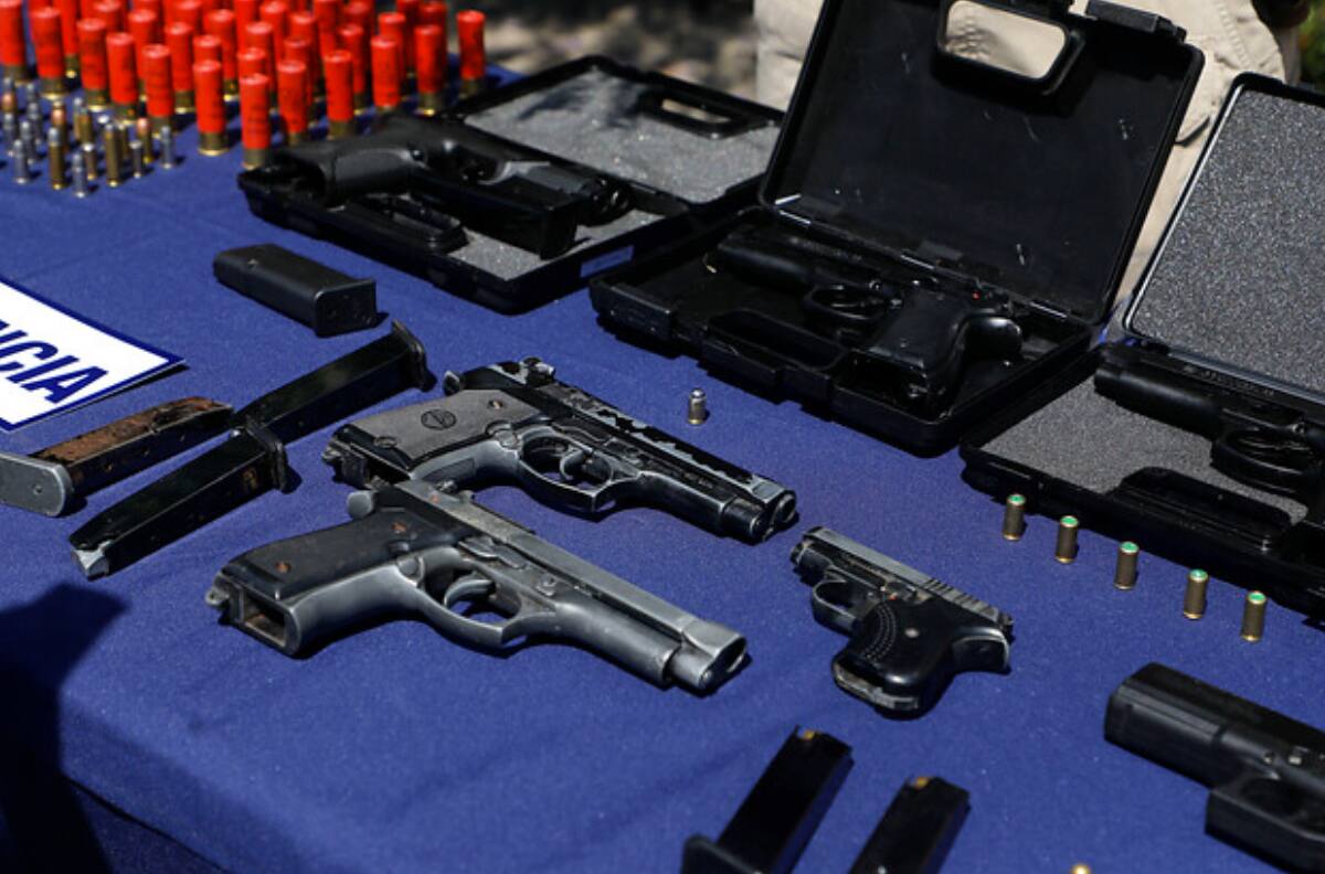Carabinero en retiro tenía arsenal de armas que comercializaba ilegalmente: Quedó en prisión preventiva