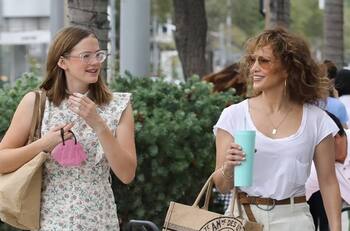 Hijastra de Jennifer Lopez sorprende con sus habilidades al volante en Los Hamptons