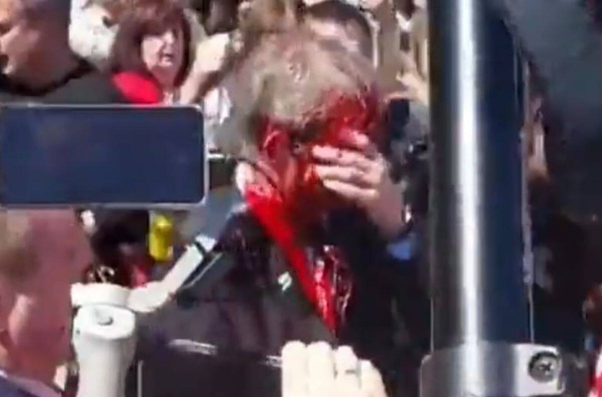 VIDEO | Embajador ruso recibió pintura roja en el rostro mientras visitaba un mausoleo por el Día de la Victoria