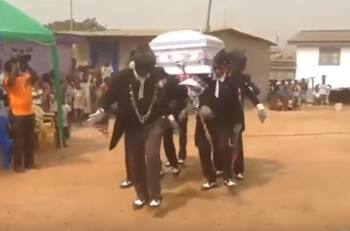 Viral: La verdad detrás del video de los memes donde africanos bailan con el ataúd