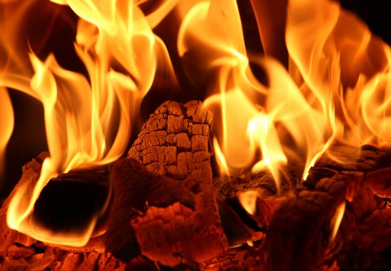 La elección del carbón depende del tipo de cocción que quieras conseguir | Foto: Befunky