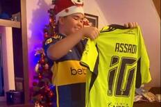 VIDEO | Johnny Herrera emociona a su hijo en Navidad al regalarle la camiseta de Lucas Assadi