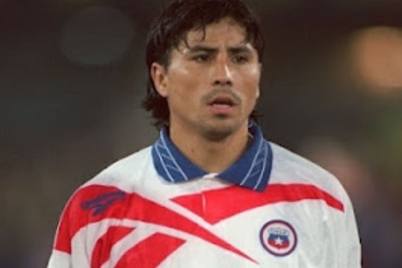 46 partidos y un gol con la camiseta de la Selección Chilena.