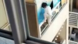 VIDEO | Captaron a un niño colgando desde la terraza del piso 21 en Estación Central