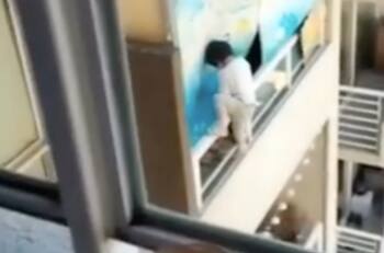 VIDEO | Captaron a un niño colgando desde la terraza del piso 21 en Estación Central