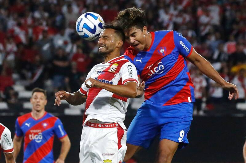 Marcelo Moreno Martins desplegó toda su potencia ante Curicó Unido en Macul.