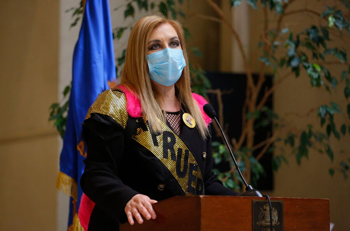 Pamela Jiles respondió a críticas de Beatriz Sánchez sobre segundo retiro AFP: "No falta quien atornilla al revés"