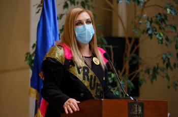 Pamela Jiles respondió a críticas de Beatriz Sánchez sobre segundo retiro AFP: "No falta quien atornilla al revés"