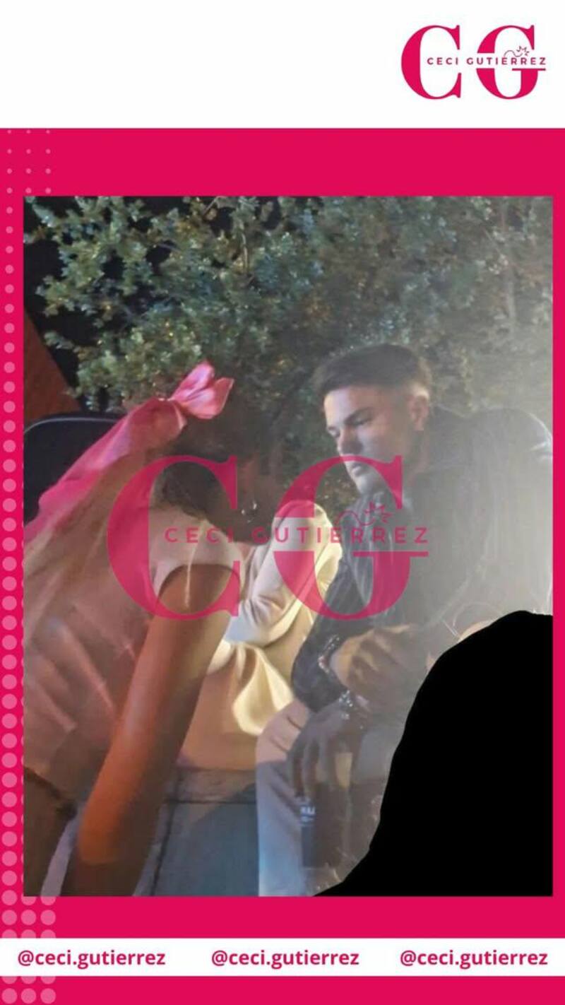 Los ex chicos reality conversando en un evento.