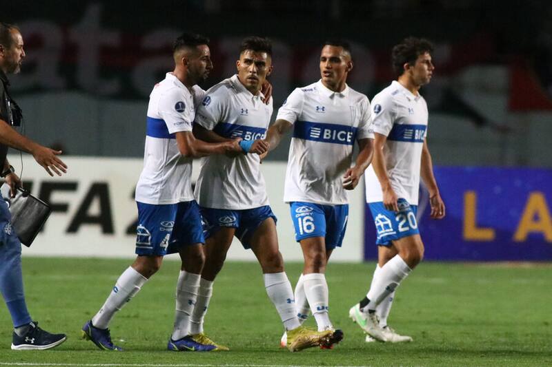 El "Huaso" junto a Pinares, Rovira y Tapia luego de la eliminación de la UC en Copa Sudamericana. Foto: Aton.