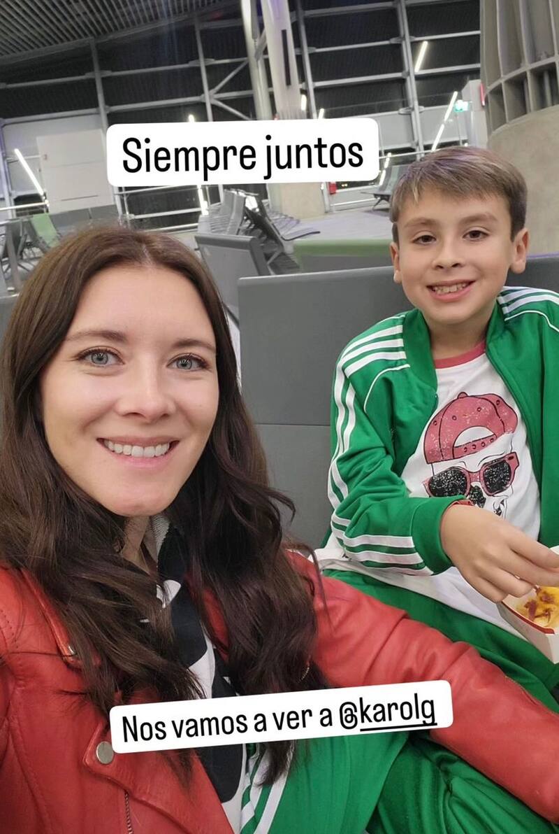 Carla Jara y su hijo se van a ver a Karol G.