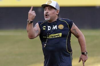 El emotivo recibimiento de Diego Armando Maradona en estadio de Gimnasia