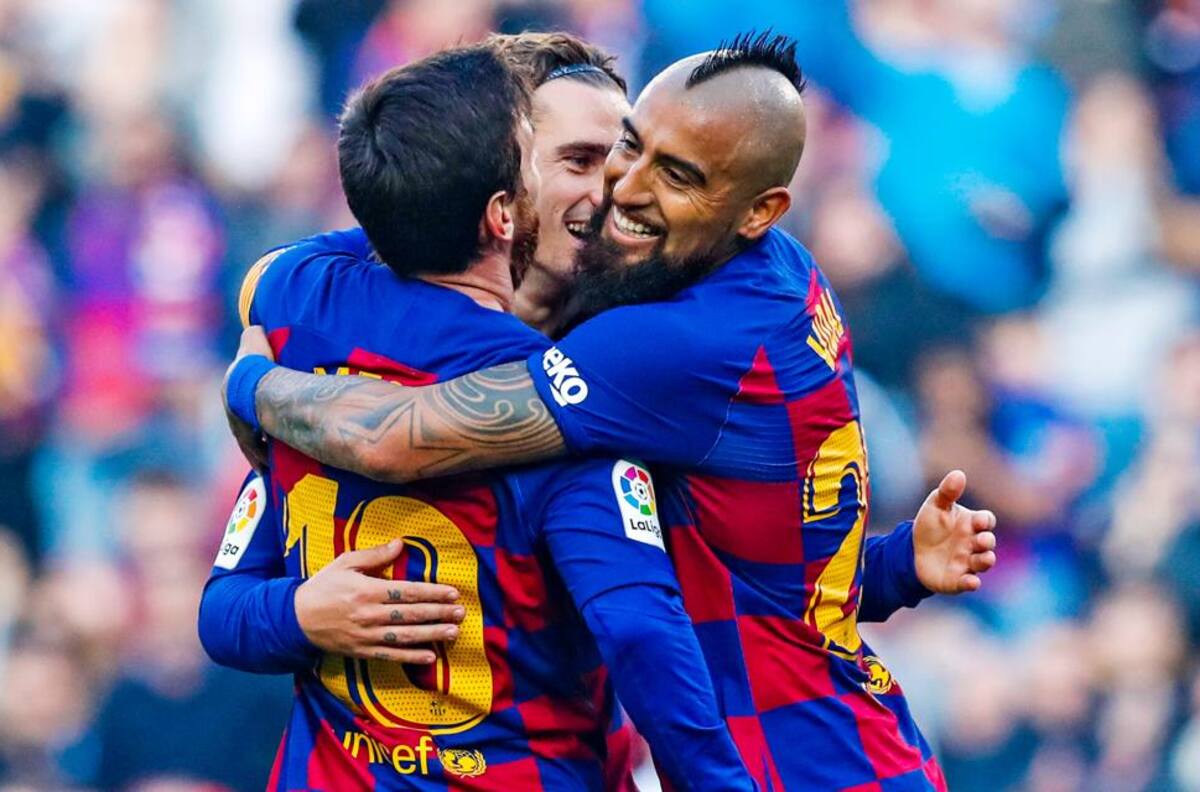 Arturo Vidal reconoce la cancha de San Paolo de Nápoles junto a Messi y Piqué
