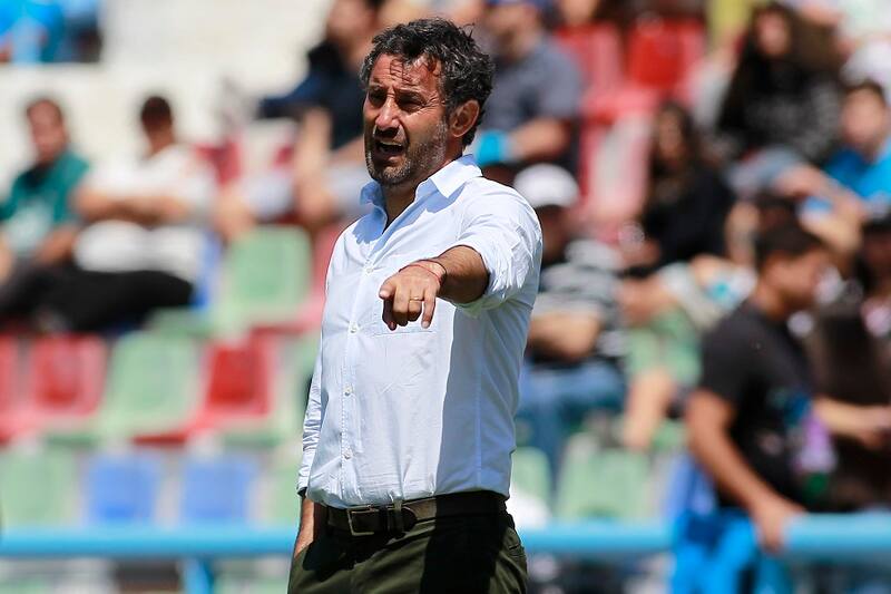 Futbol, Deportes Iquique vs Deportes Temuco.
Vigesima cuarta fecha, Campeonato Nacional 2018.
El entrenador de Deportes Temuco Miguel Ponce da instrucciones a sus jugadores durante el partido de primera division disputado contra Deportes Iquique en el estadio Cavancha.
Iquique, Chile.
29/09/2018
Alex Diaz/Photosport**********
Football, Deportes Iquique vs Deportes Temuco.
24th date, National Championship 2018.
Deportes Temuco´s manager Miguel Ponce instructs his players during a first division football match played against Deportes´s Iquique at the Cavancha stadium.
Iquique, Chile.
29/09/2018
Alex Diaz/Photosport
