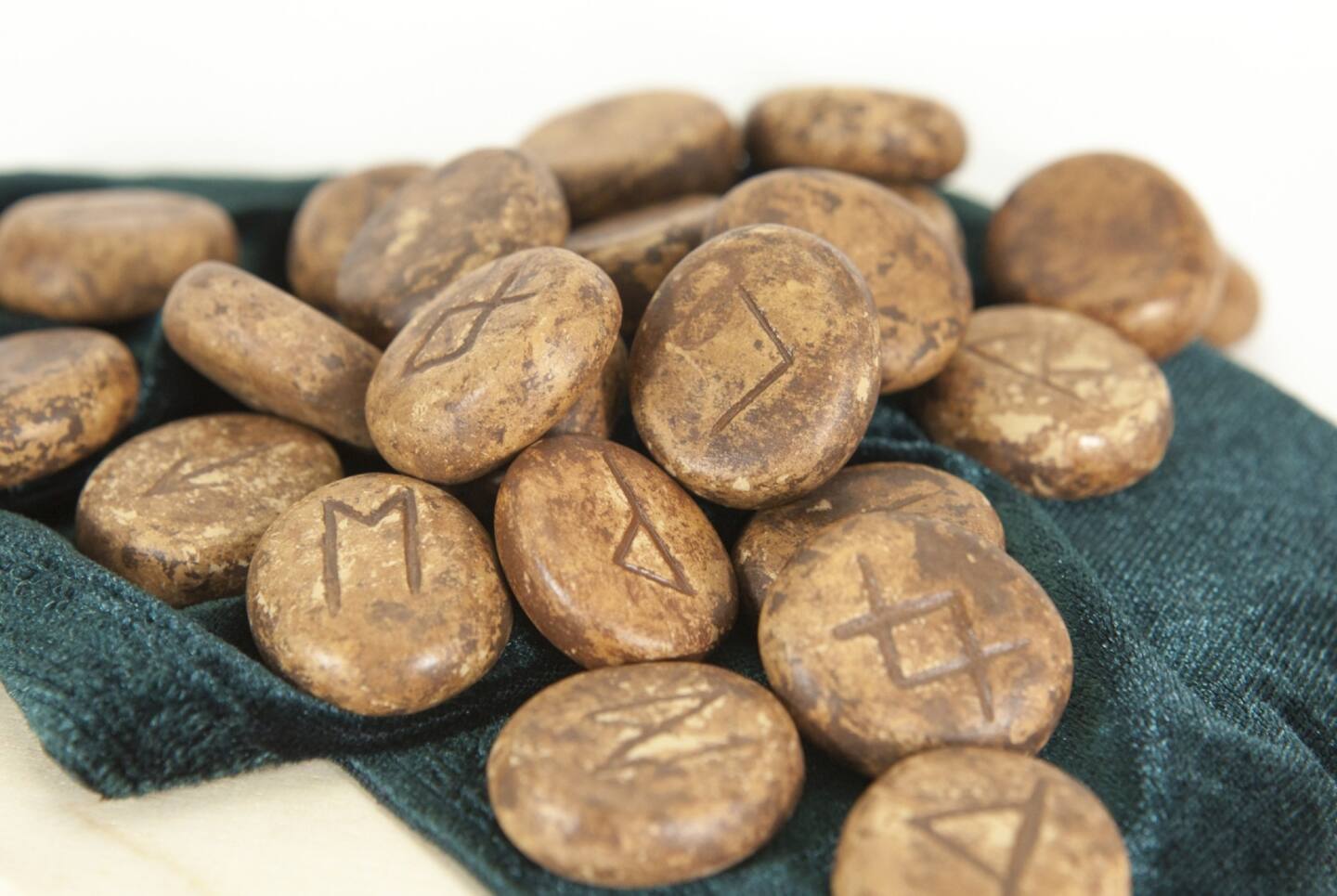 Un saco de runas de cerámica cayendo