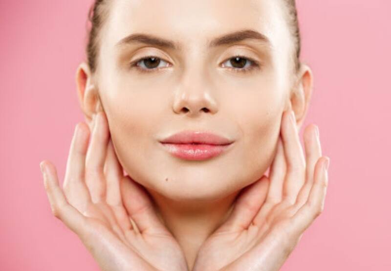 Elimina las mejillas flácidas con ese sencillo ejercicio de yoya facial | Foto: AORA Life