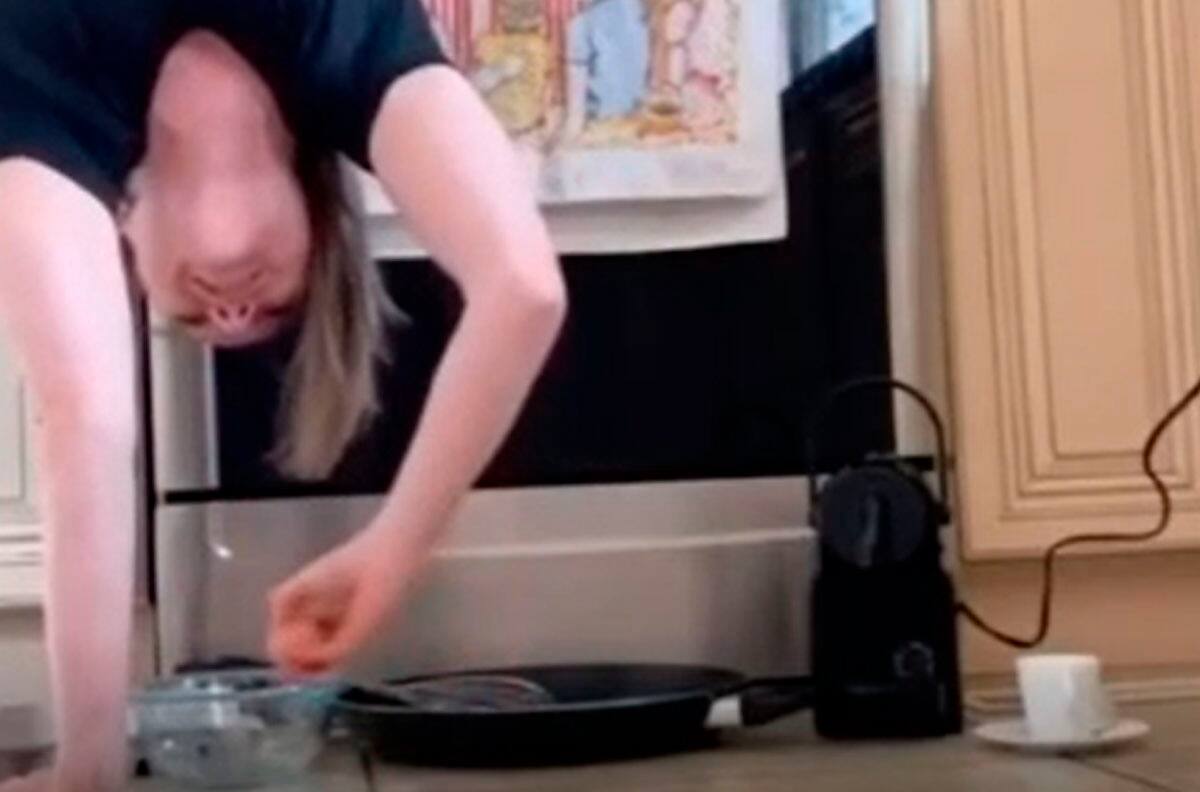 La canadiense Rosie Maclennan se prepara su desayuno... ¡Parada de manos!