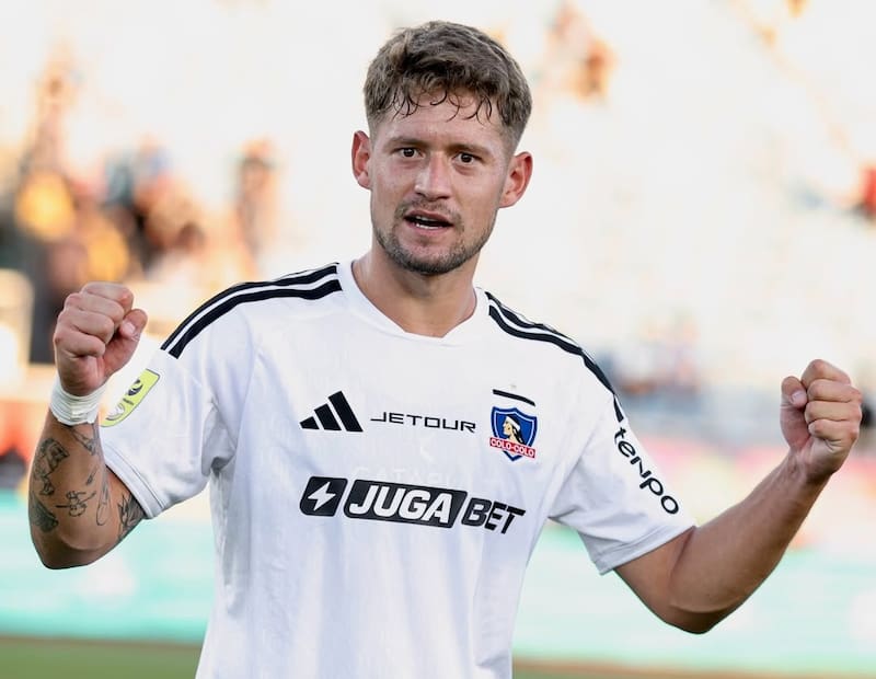 El central uruguayo se está destacando en el fondo de Colo Colo. Foto: @sebaordenesfotos.