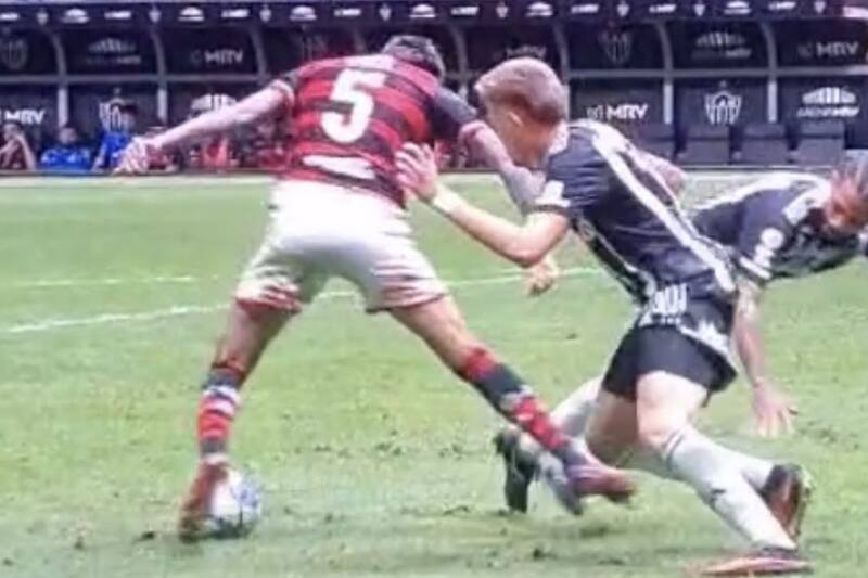 Erick Pulgar fue protagonista de una polémica jugada en Brasil.