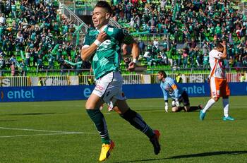La celebración de Óscar Opazo tras la victoria de Santiago Wanderers en el Clásico Porteño