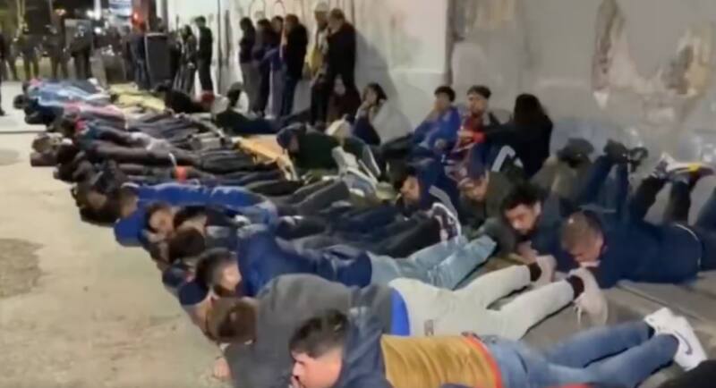 Hinchas detenidos por la policía argentina.