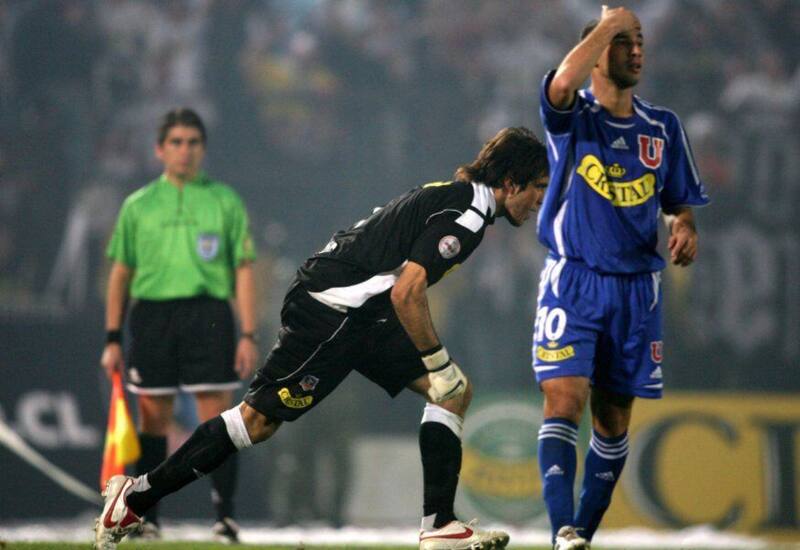 Mayer Candelo y el penal fallado en la final del Apertura 2006 entre Colo Colo y la U.