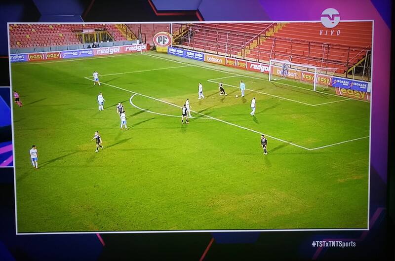 En la repetición de la jugada se percibe que Gilabert no mira la jugada. Gentileza: TNT Sports.