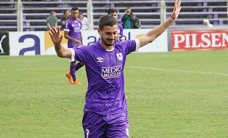 Facundo Castro es un jugador formado en Defensor Sporting, equipo en el cual militó entre 2013 y 2018.