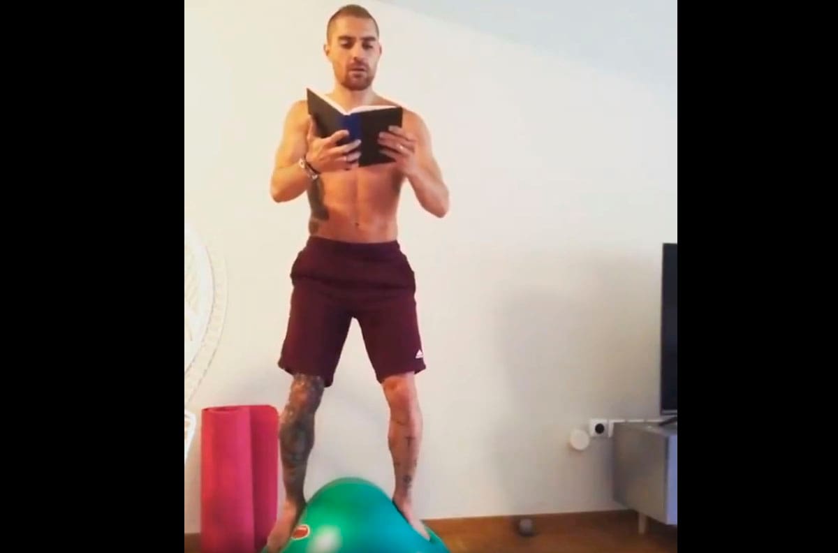 Jugador francés desafía el equilibrio y hasta se toma un café arriba de la pelota
