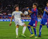 VIDEO | El VAR no intervino: la polémica mano de Pablo Parra que hizo que toda la U exigiera penal