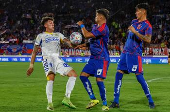 VIDEO | El VAR no intervino: la polémica mano de Pablo Parra que hizo que toda la U exigiera penal