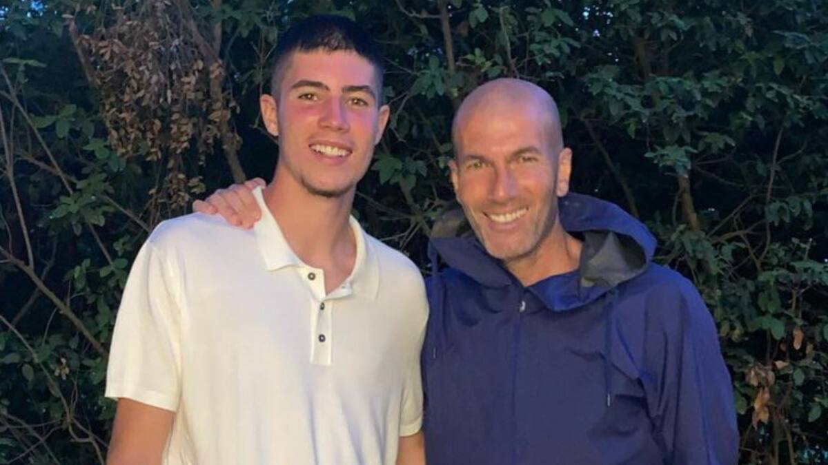 Es hijo de Zidane, juega en el Betis de Manuel Pellegrini y vendrá a Chile a disputar el Mundial Sub-20